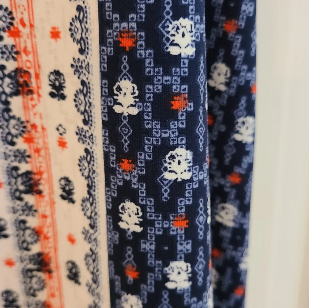 Sleeveless Red and Blue Patterned Dress - Picture 4 of 6